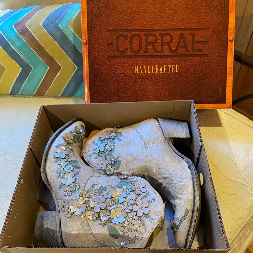 NWT Corral Boots Women’s 11 White Silver Floral Overlay Ankle Boot A3678 - Picture 6 of 10